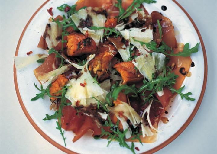 Рецепт - теплый салат с шампиньонами, кедровыми орехами и пекорино