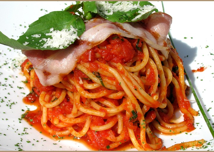 Рецепт - спагетти с беконом и томатным соусом