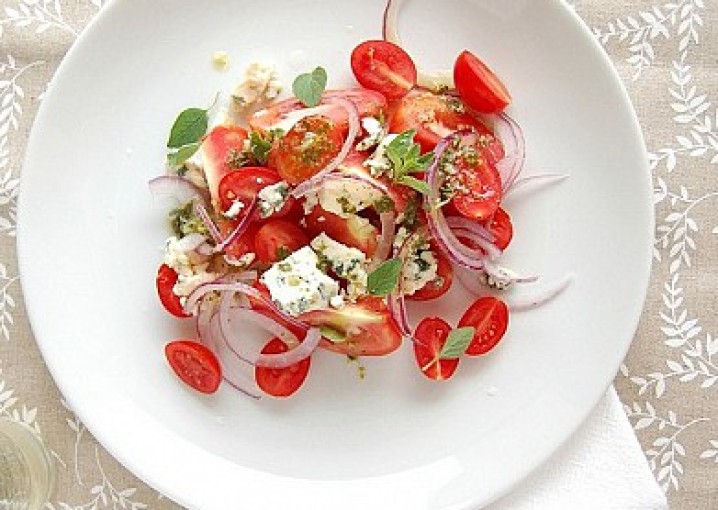 Рецепт - салат из помидоров, красного лука и феты