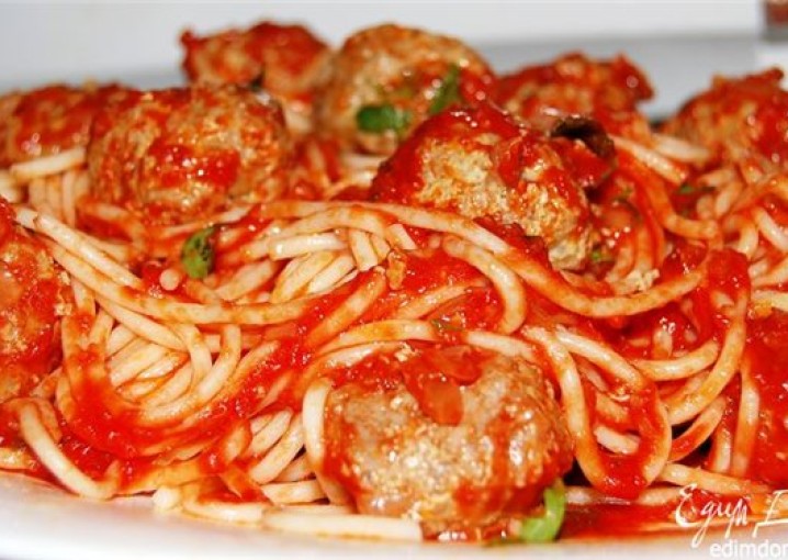 Спагетти  с паровыми тефтельками под томатным соусом