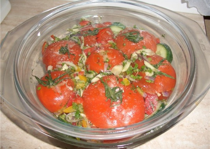 Рецепт - томаты с овощами, малосольные