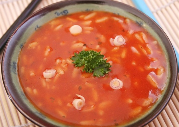 Суп томатный со свежим огурцом и рисом