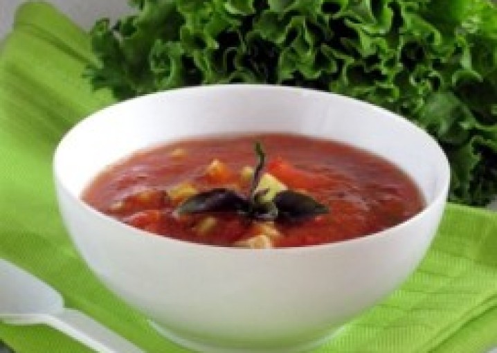 Холодный томатный суп с рыбой и свежими огурцами