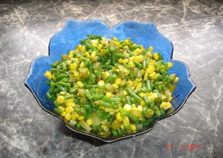 Салат из фасоли с кукурузой и огурцами