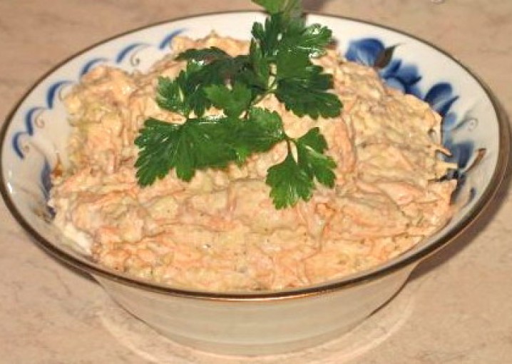 Салат из рыбы горячего копчения с сырой морковью