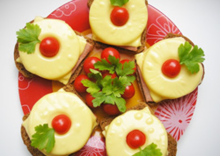 Рецепт - хрустящие тосты, запеченые с помидорами и сыром.