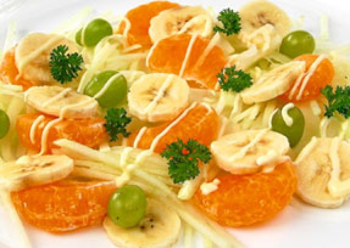 Салат ромэн с апельсинами и бананами