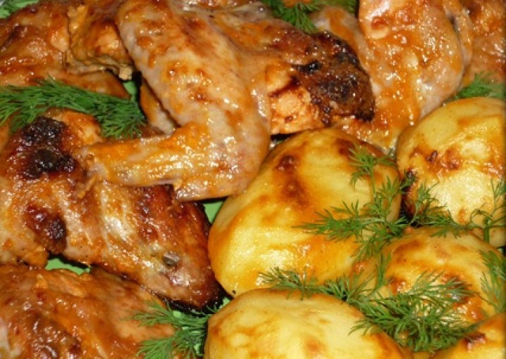 Куриные крылья в духовке с картошкой. Хрустящие крылышки курицы в румяной картошке.