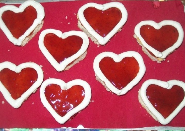 Бисквитные пирожные «Валентинки». Прекрасный рецепт десерта на 14 февраля.