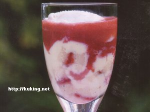 Десерт с летними ягодами и поплавком