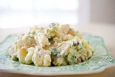 Рецепт - картофельный салат с беконом и солеными огурцами