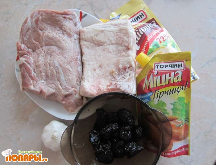 Рецепт - рулет из свинины с черносливом и беконом