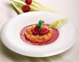 Рецепт - тартар из лосося с соусом из малины
