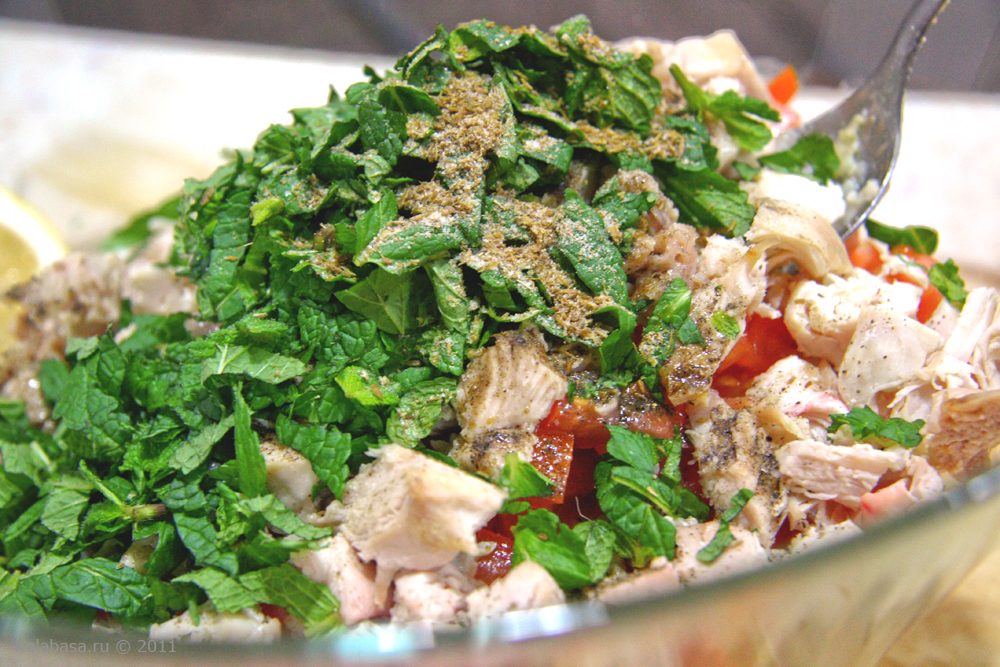 Рецепт - теплый салат из кускуса с курицей, кинзой и изюмом