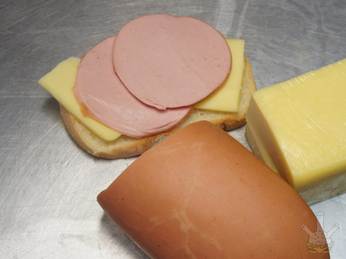 Бутерброд с сыром и колбасой
