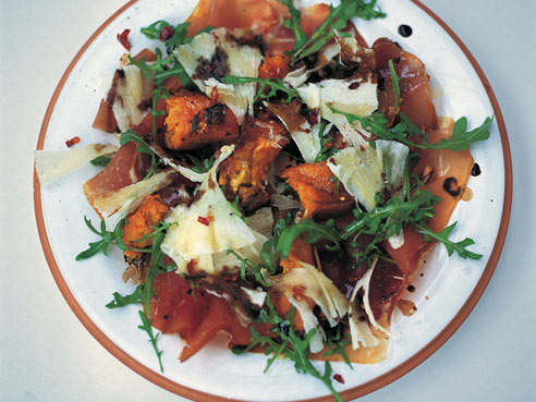 Рецепт - теплый салат с шампиньонами, кедровыми орехами и пекорино