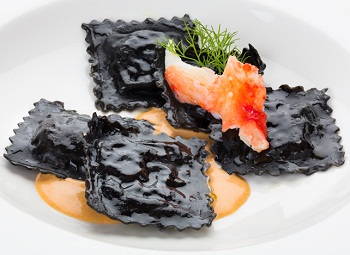 Рецепт - черные равиоли с кальмарами и креветками