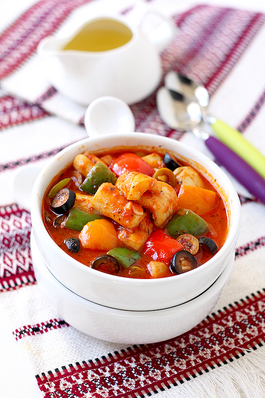 Рецепт - кальмары в томатном соусе с оливками и сладким перцем
