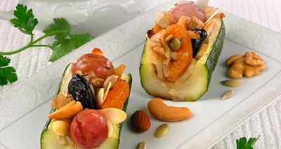 Кабачок, фаршированный фруктами и орехами