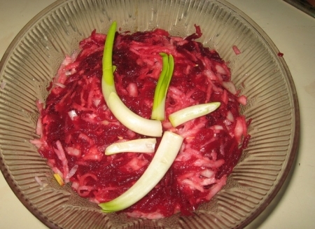 Овощной салат с редькой, сыром и яблоками