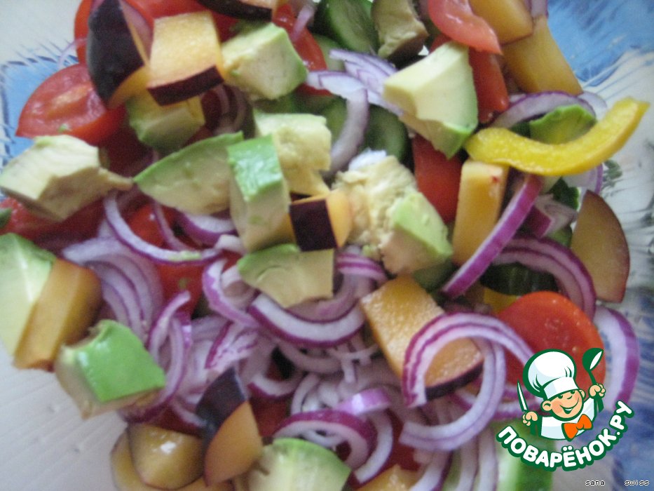 Овощной салат со сливами и авокадо
