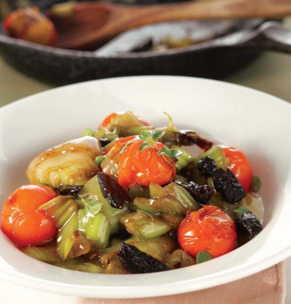 Рецепт - лук-порей, тушеный с черносливом и помидорами черри
