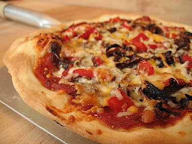 Рецепт - пицца с жареным луком и красным перцем