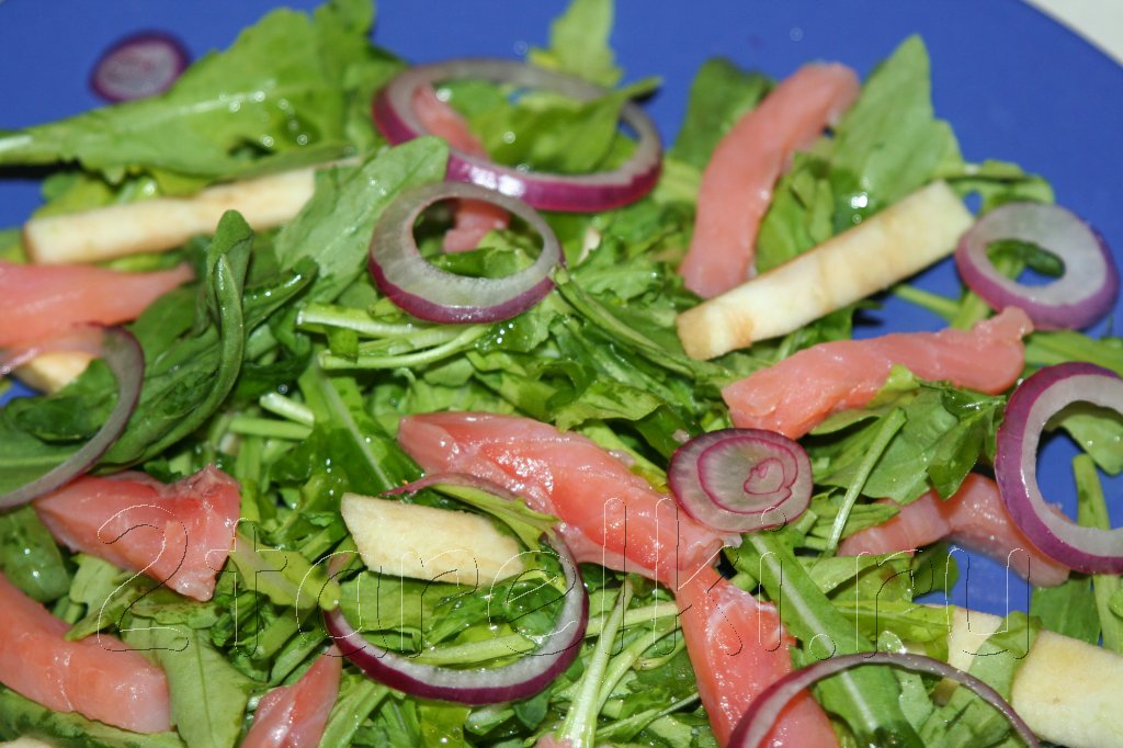 Рецепт - салат с семгой, шпинатом и вялеными томатами