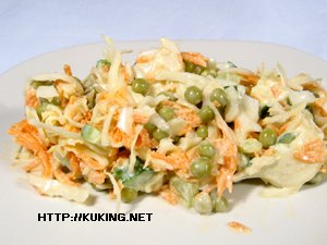 Салат с белокочанной капустой, огурцами и горошком