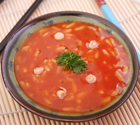 Суп томатный со свежим огурцом и рисом