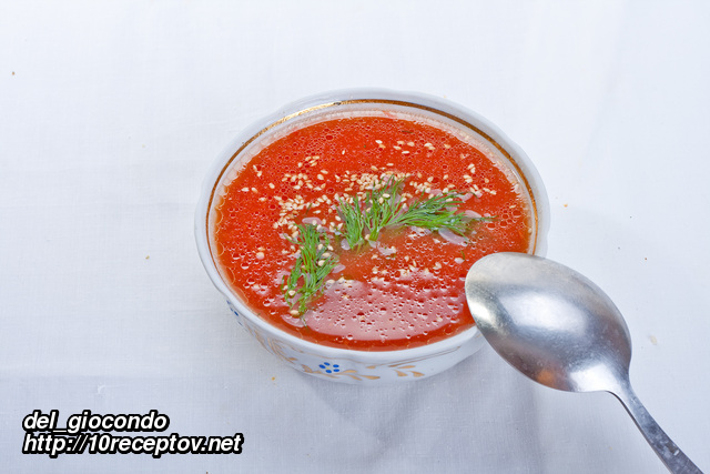 Томатный суп с фетой и палочками с мясом краба