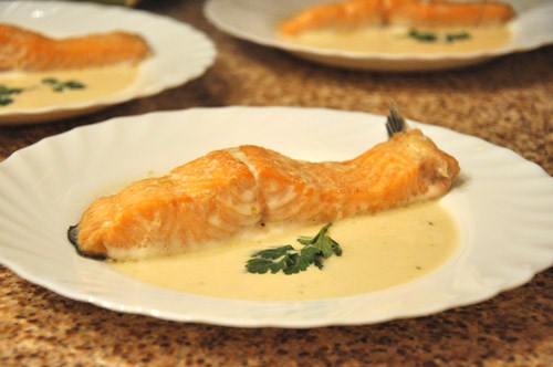 Рецепт - лосось со сливочным соусом и салатом из цукини