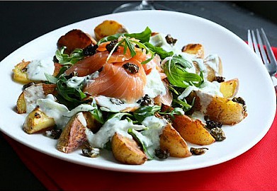 Рецепт - салат из копченого лосося с картофелем и каперсами