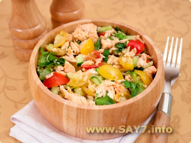 Рецепт - салат с запеченной семгой и овощами