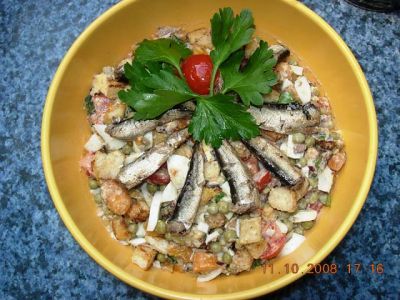 Рецепт - салат со шпротами и сухарями