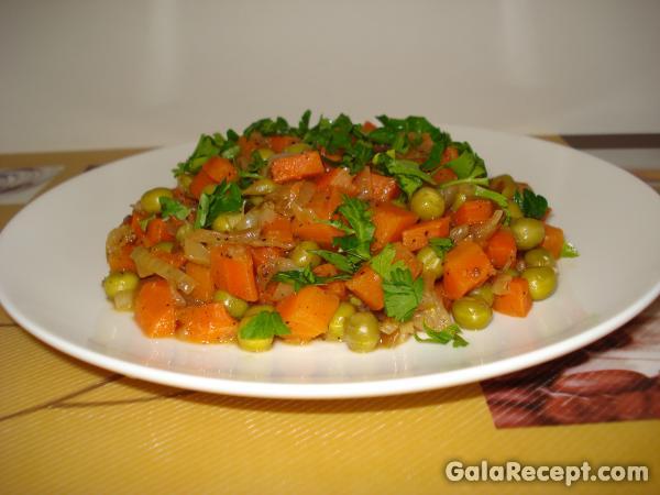 Горячий салат из горошка и моркови