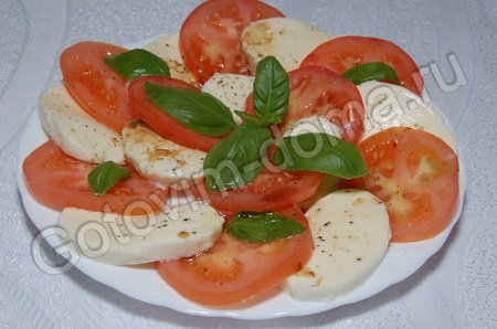 Салат из помидоров с моцареллой и базиликом