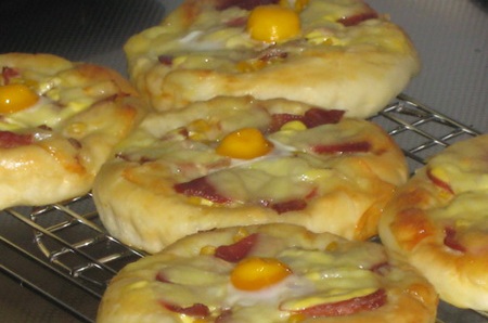 Мини-пица с перепелиными яйцами