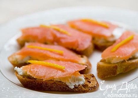Рецепт - тосты с лососем и лимонным творогом