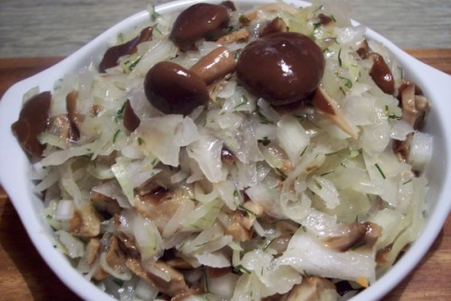 Салат грибной с квашеной капустой - рецепт