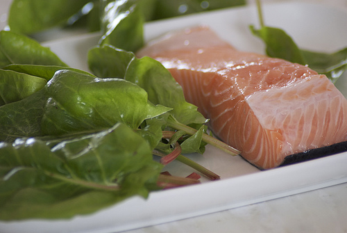 Холодный лосось с зеленым маслом (Saumon au beurre vert)  - рецепт