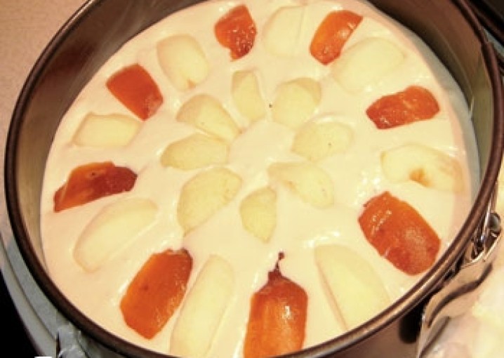 Рецепт - пирог с хурмой и яблоками