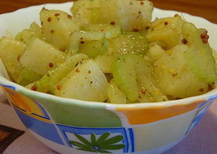 Салат из картофеля с чесноком