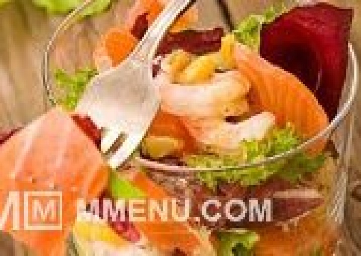 Салат из рукколы и манжту с копченым лососем