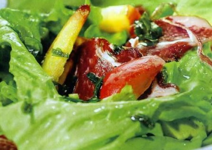 Рецепт - салат из нектаринов, авокадо и ветчины