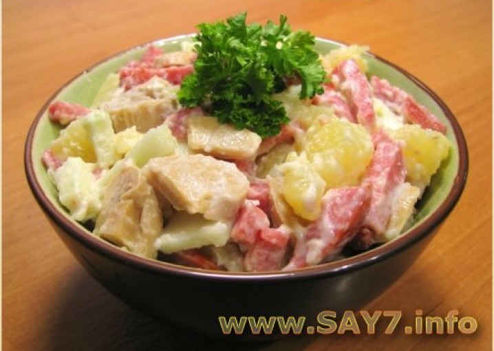 Слоенный салат с колбасой