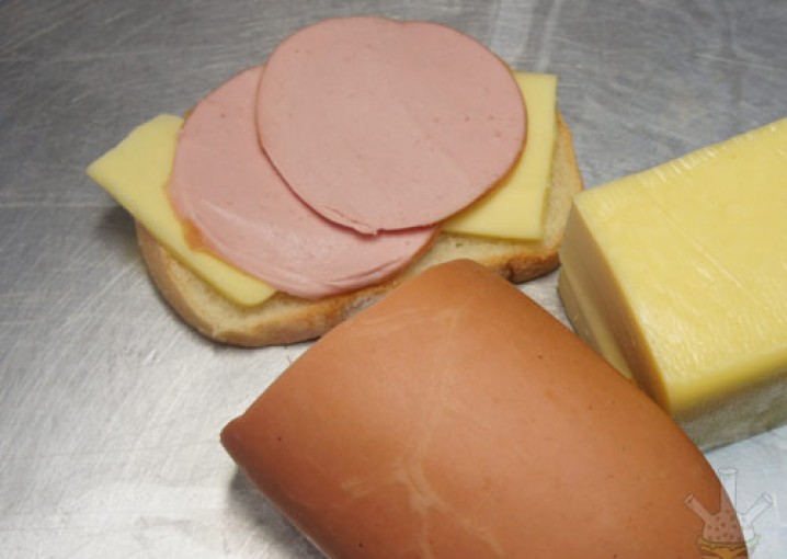 Бутерброд с сыром и колбасой