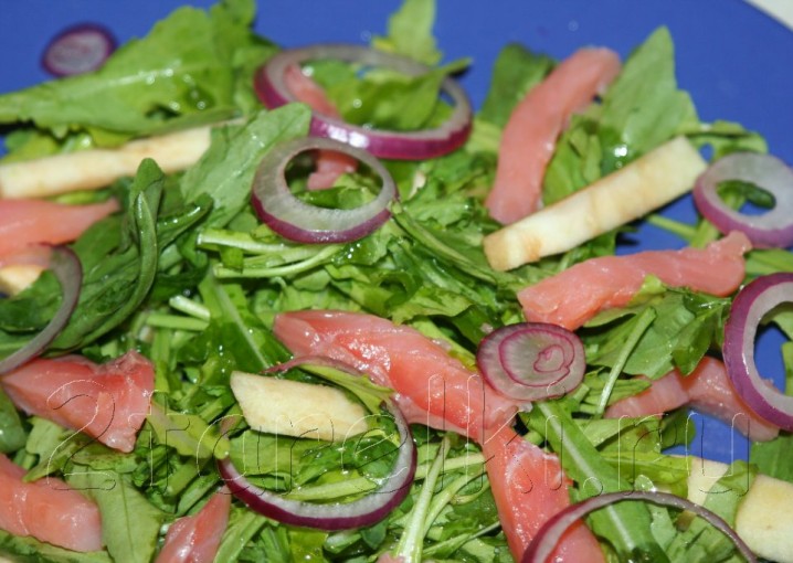 Рецепт - салат с семгой, шпинатом и вялеными томатами