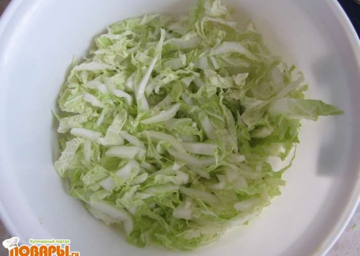 Рецепт - весенний салат из пекинской капусты, редиски, огурца и зеленого лука