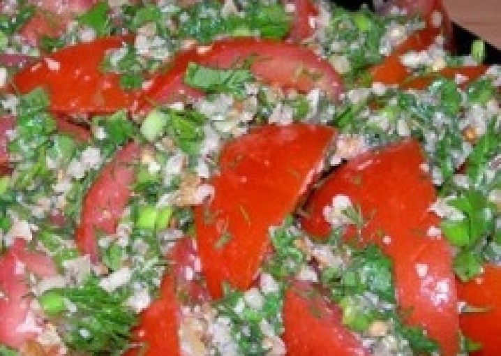 Рецепт - Салаты разные : Салат из помидоров, лука, чеснока и орехов